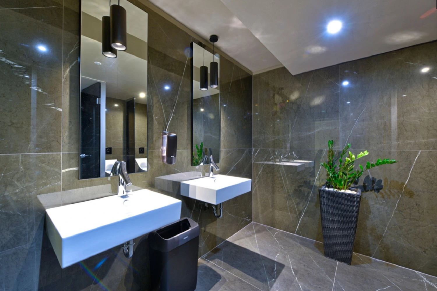 Nowoczesna i elegancka łazienka publiczna w szarej tonacji od Marazzi